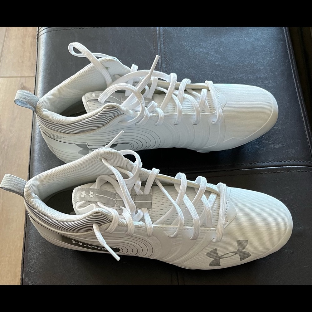 Under Armour Mens football cleats size 10 new!